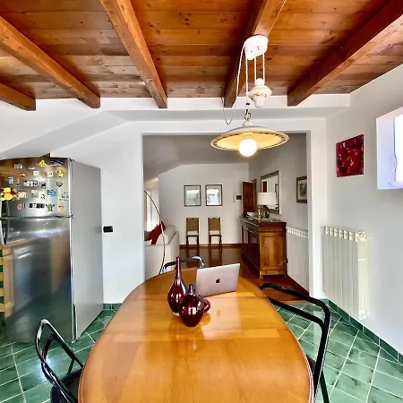 Holidaycasa Robert - Attico Vista Mare Apartment *