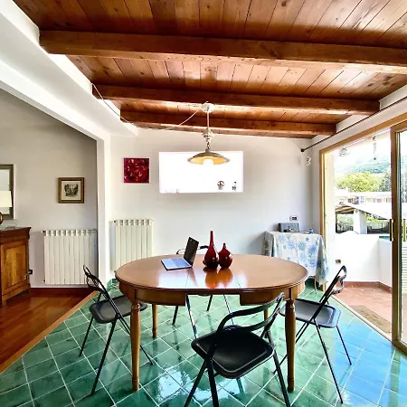 Holidaycasa Robert - Attico Vista Mare Apartment *