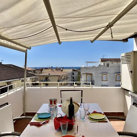 Holidaycasa Robert - Attico Vista Mare Apartment *